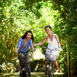 Radfahrerinnen im Wald